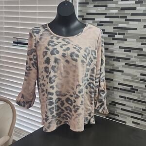 Monroe & Main Back button down sweater. 80% polyester 15% rayon 5% spandex (PP5)